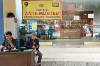 Keluarga menunggu hasil identifikasi korban kecelakaan KRL di RS Polri