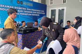 Dukcapil menghadirkan layanan adminduk di Lapas Perempuan Mataram