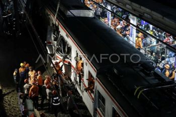 Evakuasi korban kecelakaan kereta di Bekasi Timur