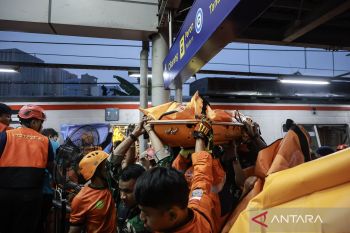 Petugas gantian potong gerbong KRL, ada 3 penumpang terjepit