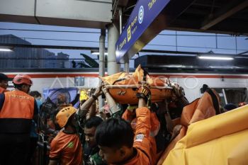 Evakuasi korban kecelakaan kereta api di Bekasi Timur