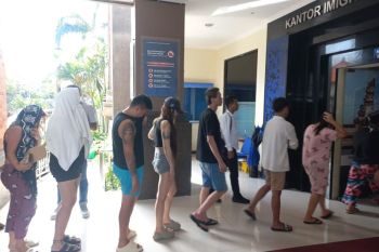 Polresta Denpasar serahkan 26 WNA Filipina dan Kenya korban penyekapan ke Imigrasi