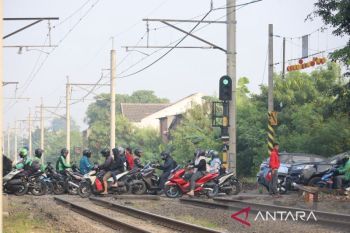 Bekasi tata perlintasan kereta api tingkatkan keselamatan transportasi