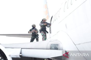 Kopaska TNI AL latihan penjinakan bom dalam simulasi pembajakan pesawat