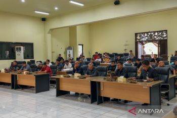 Puluhan sopir truk sampaikan keluhan kelangkaan solar subsidi ke DPRD HST