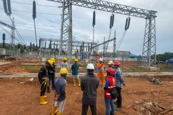 Pejuang Kelistrikan PLN UIP KLT Pastikan Ratusan Komponen GI Grogot Terpasang Presisi
