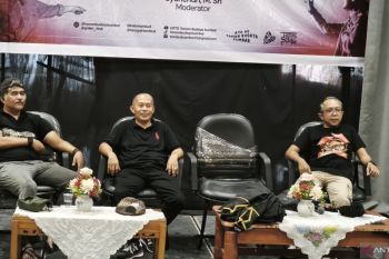 Instruktur apresiasi semangat peserta lokakarya teater Taman Budaya Sumbar