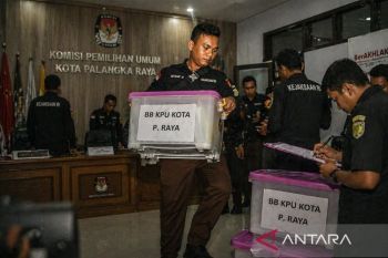 Kejari amankan bukti dokumen dan elektronik saat geledah KPU Palangka Raya