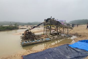 Polisi tindak pertambangan emas ilegal di Riau