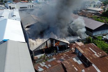 Kebakaran besar landa gudang ekspedisi di Medan