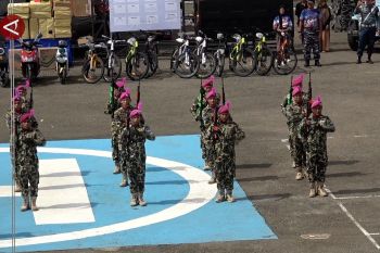 Kodaeral II kenalkan persenjataan ke warga di acara "Pulang Basamo"