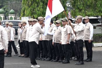 Wamen Dahnil lepas petugas haji tahap I daker Bandara dan Madinah