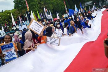 Buruh sampaikan aspirasi saat May Day di Surabaya