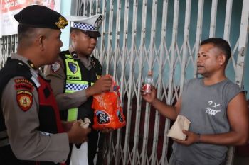 Polres Gumas bagikan nasi bungkus saat Hari Buruh