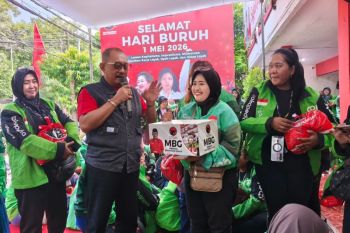 Hari Buruh, PDIP Surabaya bagikan sembako ke pengemudi ojol