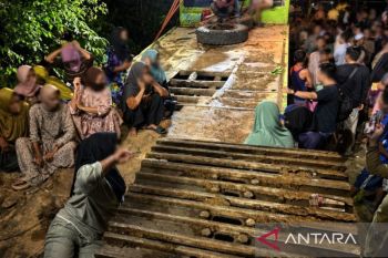 Polisi Jambi dihadang warga saat sita alat berat di lokasi tambang ilegal