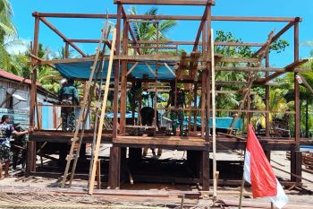 Prajurit TNI di Mimika bangun rumah dan MCK di Kampung Kekwa