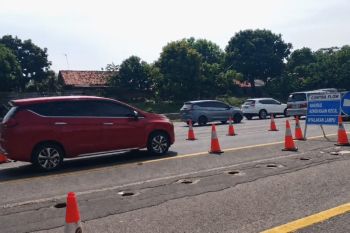 Petugas terapkan "contraflow" atasi kepadatan Tol Jakarta-Cikampek pada momentum libur Hari Buruh