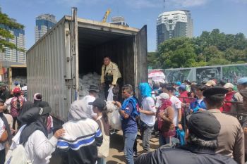 Ribuan buruh May Day di Monas dapat sembako dari Presiden