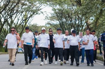 Gubernur Jateng peringati Hari Buruh dengan jalan sehat bersama ribuan buruh