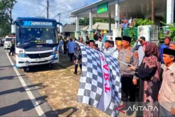 Wabup Debby lepas keberangkatan jamaah calon haji kloter 8