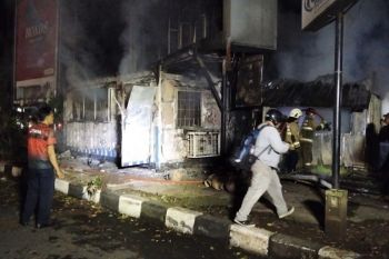 Tamansari Berangsur Kondusif: Damkar Bandung Taklukkan Api Imbas Aksi Massa Baju Hitam dalam 31 Menit