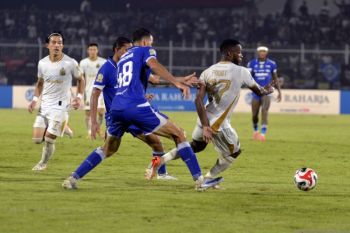 Beckham-Alis cetak gol. Persib ke puncak klasemen kalahkan Bhayangkara 4-2