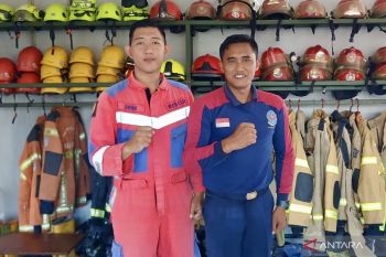Kisah di balik seragam tahan panas personel Damkar Surabaya