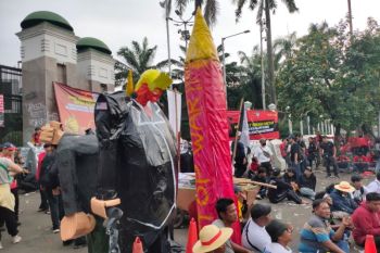 Massa aksi May Day hadirkan simbol anti perang di gedung DPR