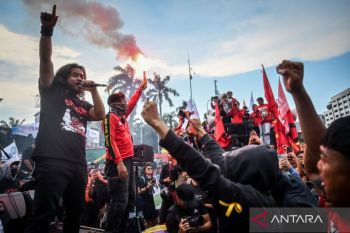 Massa aksi di DPR bubarkan diri dengan damai meski sempat nyalakan flare