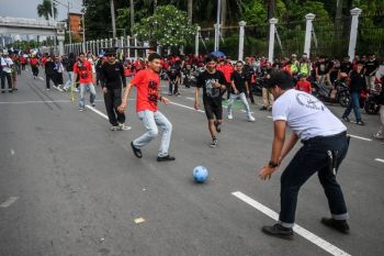 Massa aksi "sulap" jalan di depan DPR menjadi lapangan bola dadakan