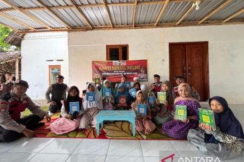 Polres Situbondo bagikan Al Quran kepada santri lewat Program Pasabber