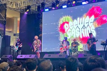 Pee Wee Gaskins tampil kenalkan gitaris "dadakan"