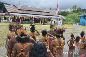 Pegunungan Arfak peringati Hardiknas 2026 dengan busana adat