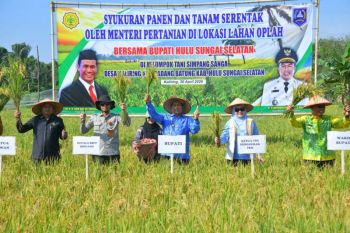Bupati HSS : Syukuran panen dan tanam serentak wujudkan kemandirian pangan