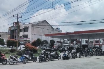 Antrean panjang kendaraan di SPBU Pekanbaru mengular ke jalan