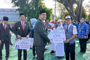 Bupati Shalahuddin serahkan SIP Pintar Juara untuk ribuan pelajar berprestasi