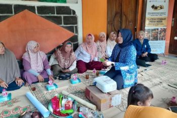 Sekolah Vokasi Undip latih fotografi UMKM jamu Desa Wisata Kiringan