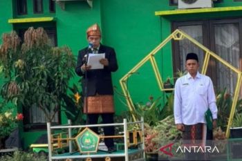 Kenakan pakaian busana adat, jajaran Kantor Kemenag Palas gelar upacara peringatan Hardiknas 2026