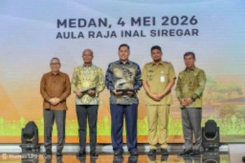 Wakil Ketua Dewan Komisioner LPS mengukuhkan Kepala Kantor Perwakilan LPS I Sumatera