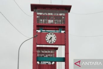 Pemkot Palembang copot jam analog Jembatan Ampera untuk perbaikan