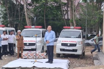 Kemenkes serahkan 11 unit ambulans untuk pemulihan bencana Aceh Tamiang