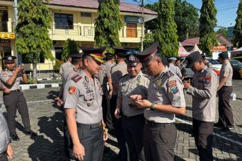 Kapolres Situbondo periksa gawai anggota guna cegah judi daring