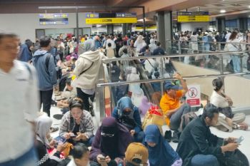 KRL "green line" alami kendala akibat percikan api, penumpang menumpuk di Tanah Abang