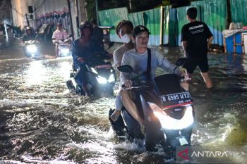 Banjir rendam 55 RT dan tiga ruas jalan di Jakbar dan Jaksel