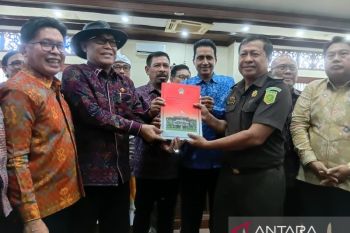 DPRD menyerahkan berkas KEK Kura Kura Bali buat diselidiki Kejati