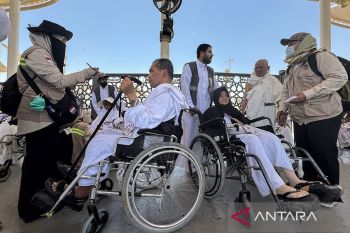 Ibadah lebih tenang, Kemenag imbau jamaah calon haji gunakan pendorong kursi roda resmi: segini tarifnya