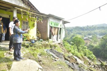 Pemkot Semarang ungsikan korban tanah longsor Kalialang