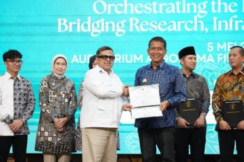 Bupati Bojonegoro terima penghargaan UB Halal Metric Award 2026