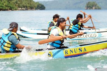 Lomba balap perahu dayung di Teluk Prigi